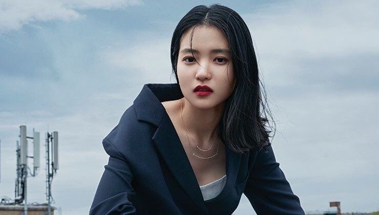 Ve ngoai cua nang tho phim 18+ xuat hien voi Song Joong Ki hinh anh