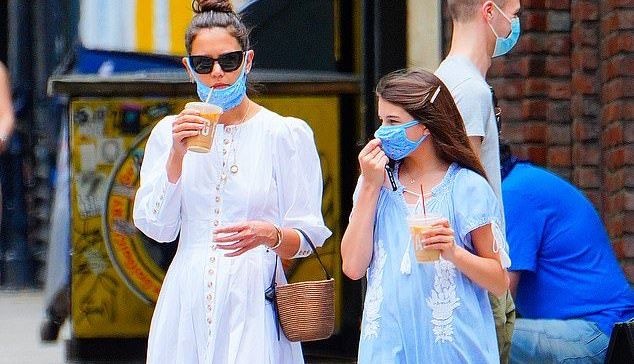 Suri Cruise cao lon vuot troi o tuoi 14 hinh anh