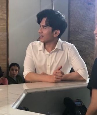 anh sao viet nguoi qua duong chup anh 2