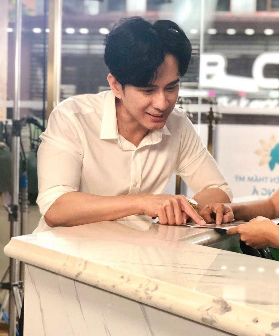 anh sao viet nguoi qua duong chup anh 1