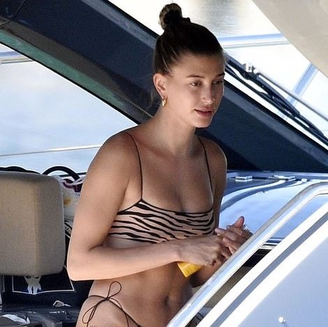 hailey bieber bella hadid khoe dang tren du thuyen anh 3