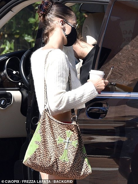 hailey bieber bella hadid khoe dang tren du thuyen anh 7