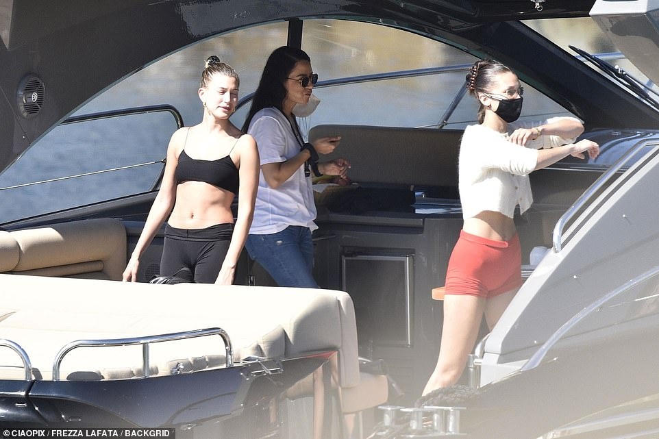 hailey bieber bella hadid khoe dang tren du thuyen anh 13