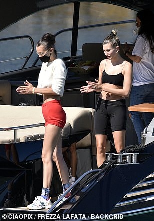 hailey bieber bella hadid khoe dang tren du thuyen anh 10