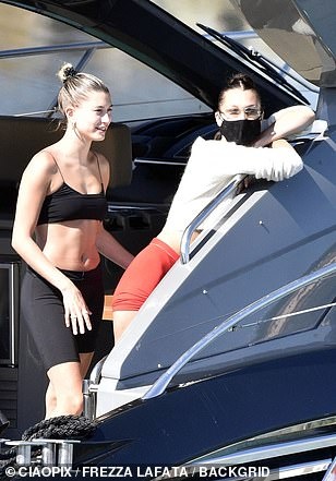 hailey bieber bella hadid khoe dang tren du thuyen anh 12
