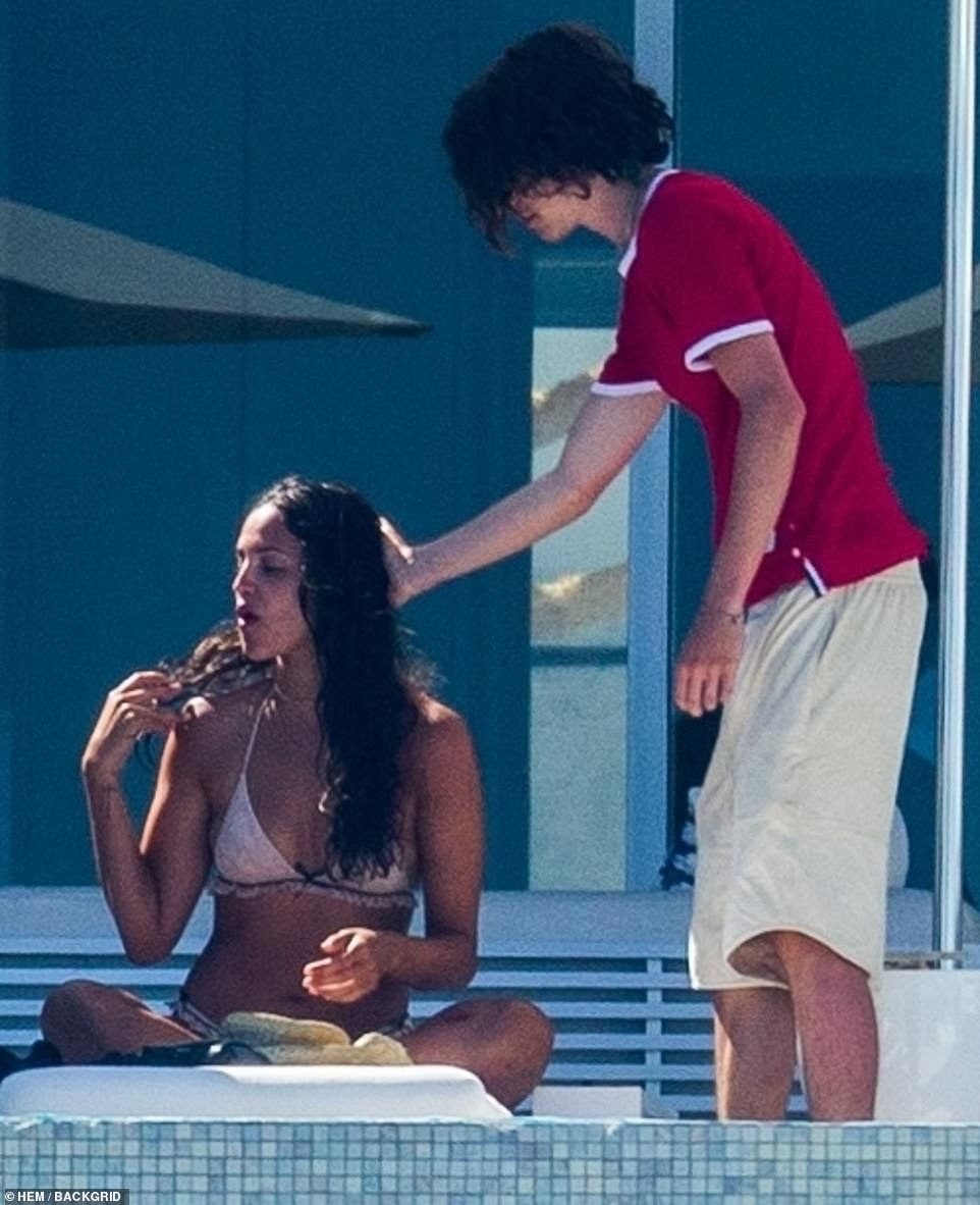 timothee chalamet có bạn gái mới ảnh 2 timothee chalamet co ban gai moi anh 2