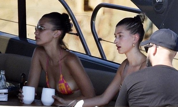 Hailey Bieber va Bella Hadid tam nang tren du thuyen o Italy hinh anh