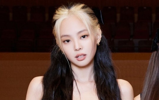 Black Pink mo hop bao, Jennie xuat hien voi kieu toc giong Duong Qua hinh anh