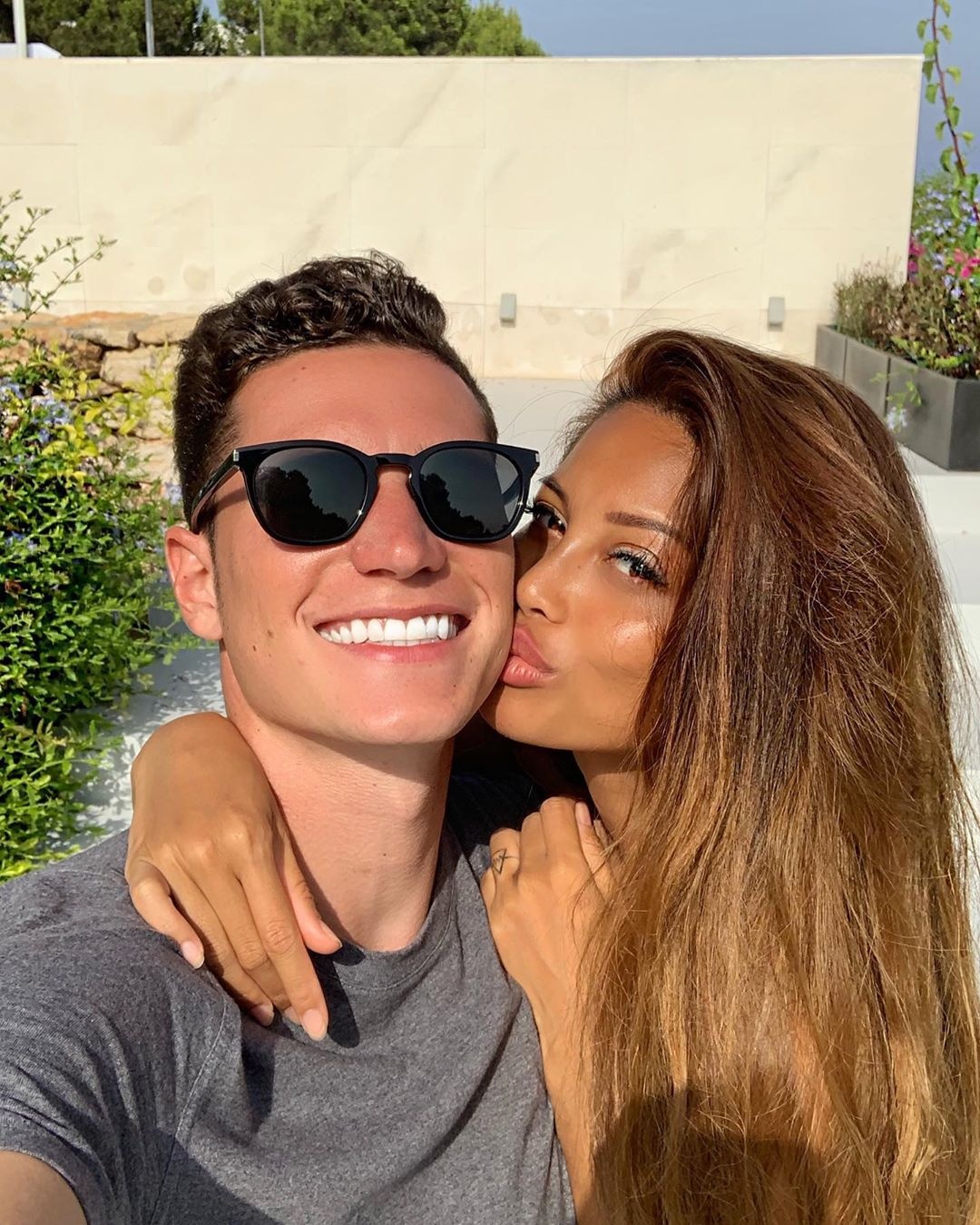 nhan sac ban gai vu cong cua Julian Draxler anh 1