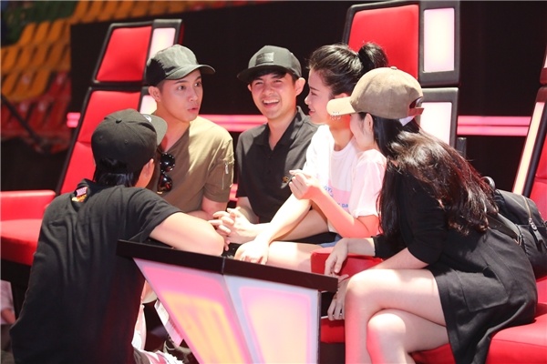 Tinh ban hon 10 nam trong showbiz cua nhom 'gia dinh van hoa' hinh anh