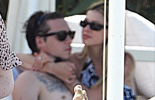 Brooklyn Beckham va ban gai cuoi theo nghi le Do Thai hinh anh