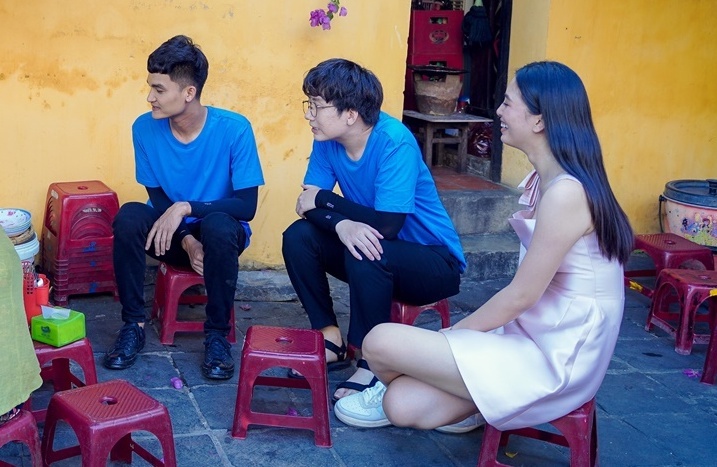 Hoa hau Tieu Vy ngoi an vat via he hinh anh