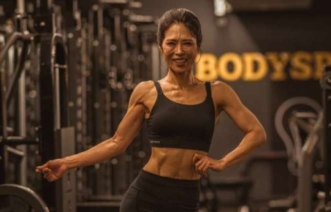 Nu dien vien U50 thi the hinh voi co bap cuon cuon hinh anh