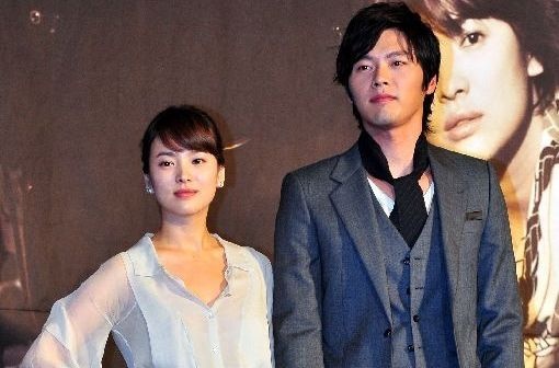 Nghi van Song Hye Kyo va Hyun Bin doi mu doi, hen ho trong dem hinh anh