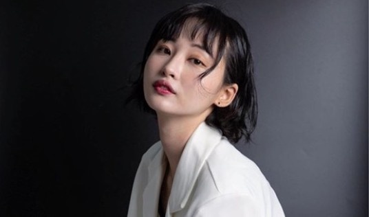 Nu ca si Han dau tien cong khai dong tinh hinh anh