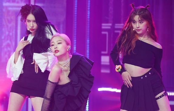 Hai nhom nu Kpop tuyen bo giai tan hinh anh