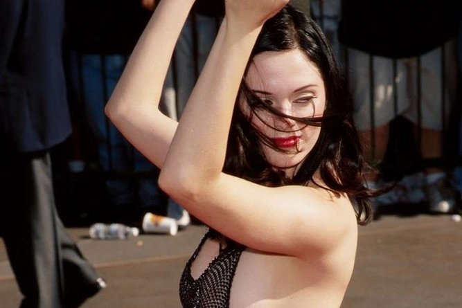 Rose McGowan len tieng ve bo vay tai tham do VMAs 1998 hinh anh