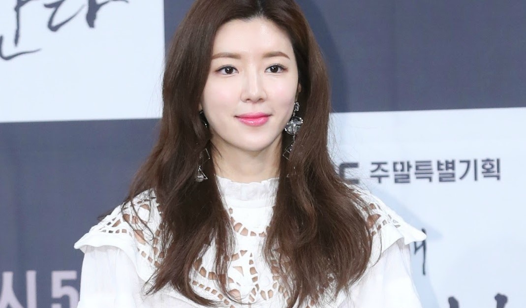 Park Han Byul phai dung ten gia sau scandal cua chong hinh anh