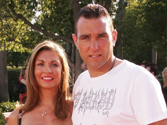 Vinnie Jones tuyen bo khong tai hon sau khi vo qua doi hinh anh