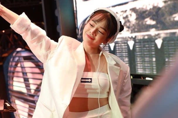 DJ Mie nhin doi mot ngay khi quay Rap Viet hinh anh