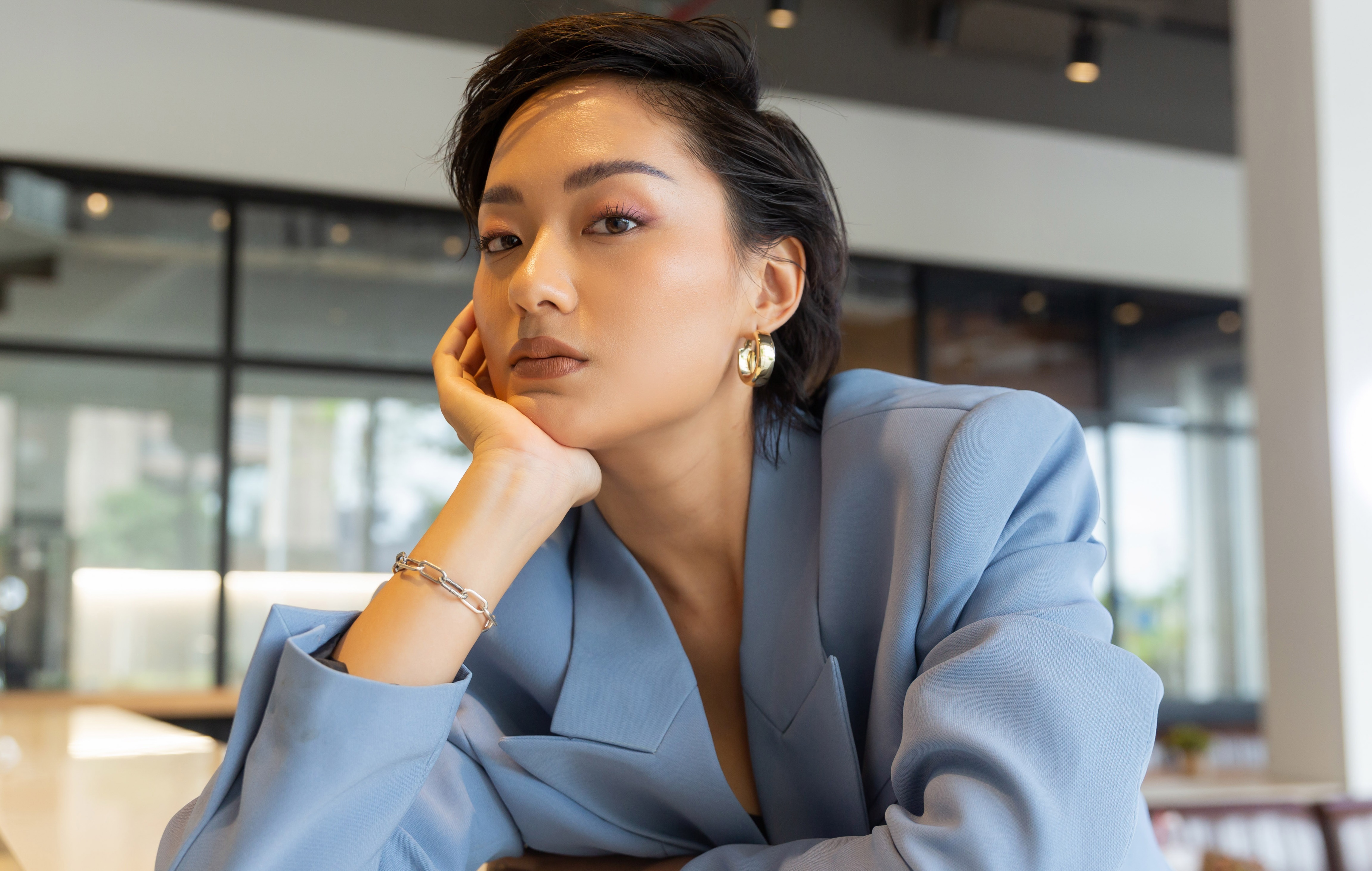 Thu Anh - tu le tan khach san toi nu chinh MV 'Lac troi', 'Sau tat ca' hinh anh