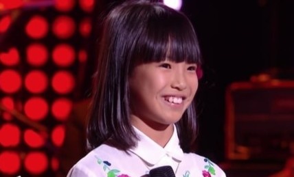 Co be 8 tuoi hat ‘Bonjour Vietnam’ tren song truyen hinh Phap hinh anh