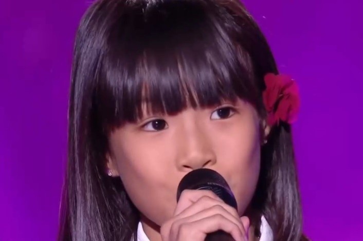 Co be 8 tuoi hat ‘Bonjour Vietnam’ bang ba thu tieng hinh anh