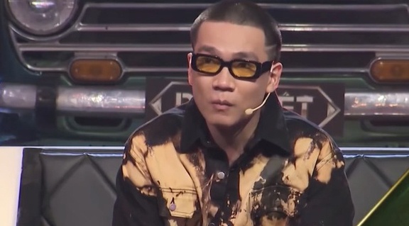 Trang phuc cua huan luyen vien Rap Viet o tap cuoi vong Doi dau hinh anh