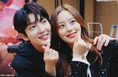 Lee Jun Ki om chat Moon Chae Won o buoi dong may 'Hoa cua quy' hinh anh