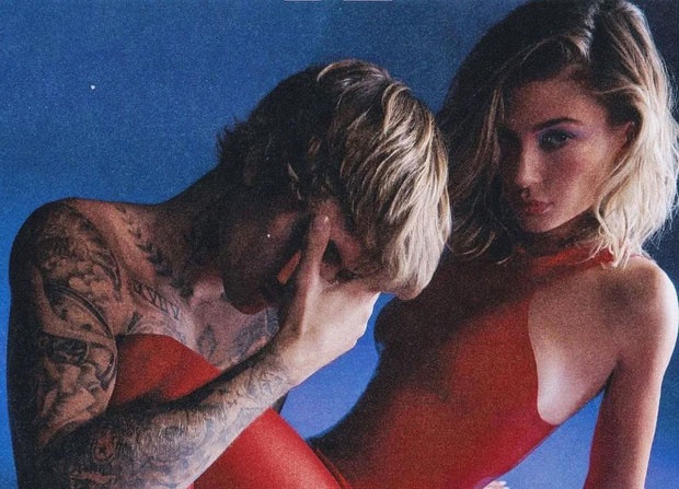 Ly do Hailey Bieber khong hon chong o noi cong cong hinh anh