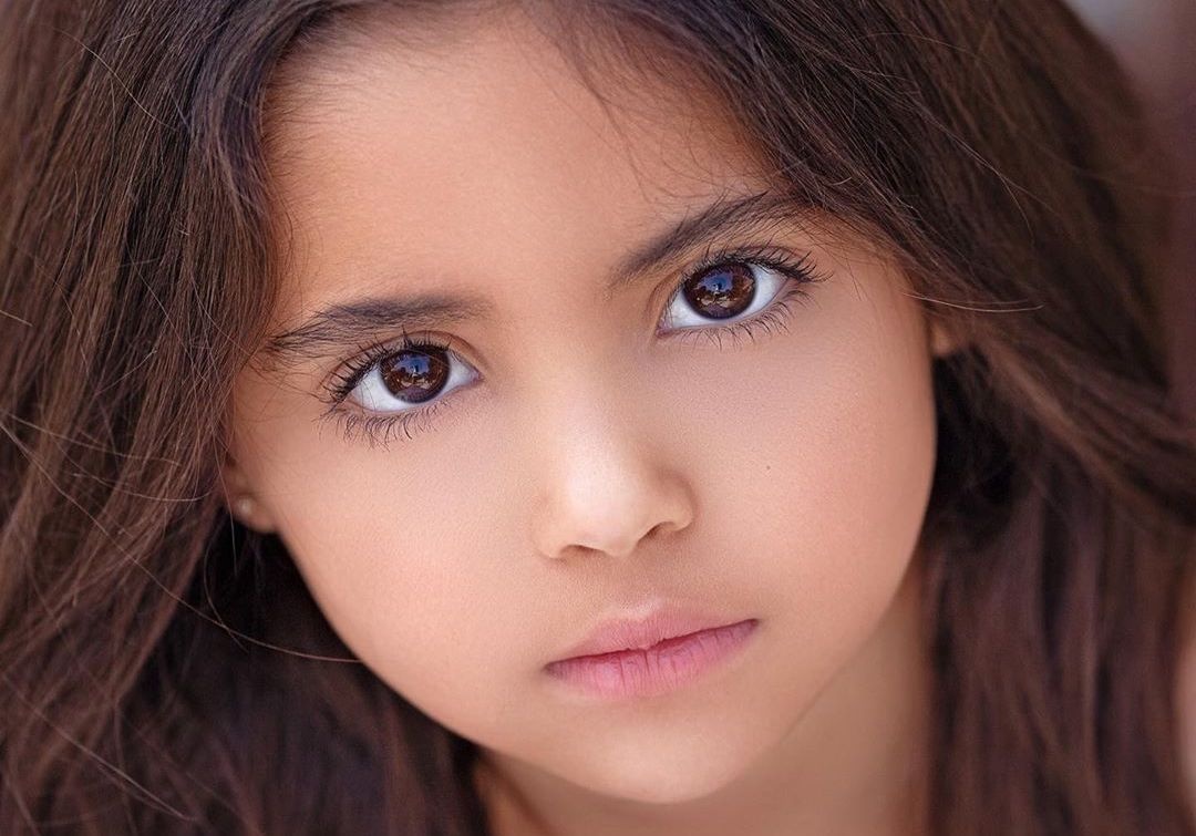 Mau nhi giup bo me kiem hang chuc nghin USD chi nho mot buc anh hinh anh