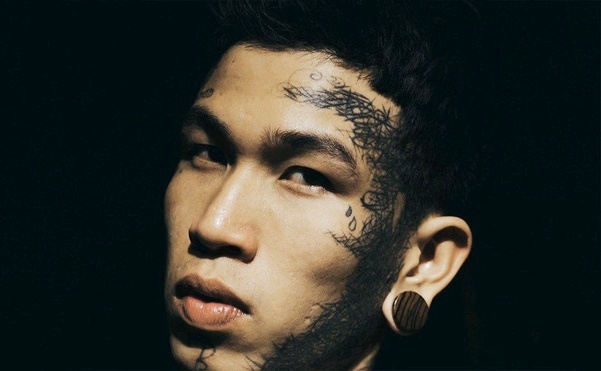 Giai ma loat hinh xam tren mat va khap nguoi cua rapper De Choat hinh anh