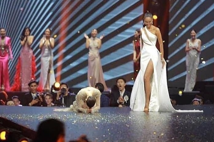 á hậu thái lan quỳ lạy khán giả ảnh 1 a hau thai lan quy lay khan gia anh 1