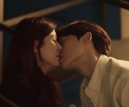 Nhung moi tinh chi - em hon kem nhau hang chuc tuoi o phim Han hinh anh