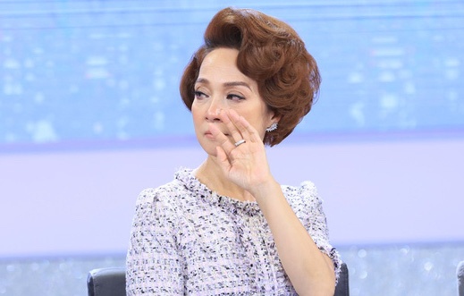 NSND Le Khanh xin loi khan gia vi tham gia game show hinh anh