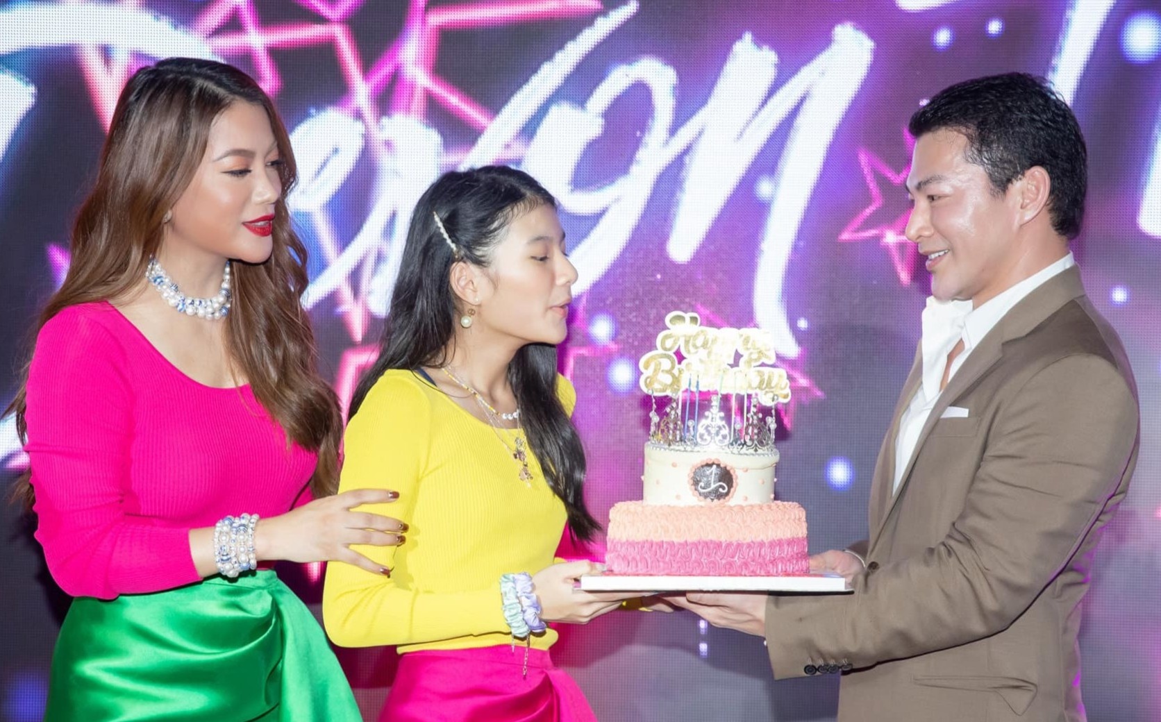 Truong Ngoc Anh - Tran Bao Son mo tiec sinh nhat ven song cho con gai hinh anh