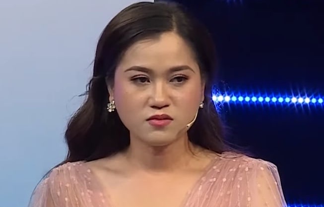 Tum ao, hat thuc an vao dong nghiep o game show Viet hinh anh