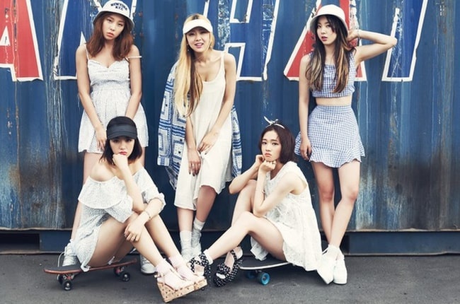 Bi kich cua nhom nhac co hai nu ca si qua doi hinh anh