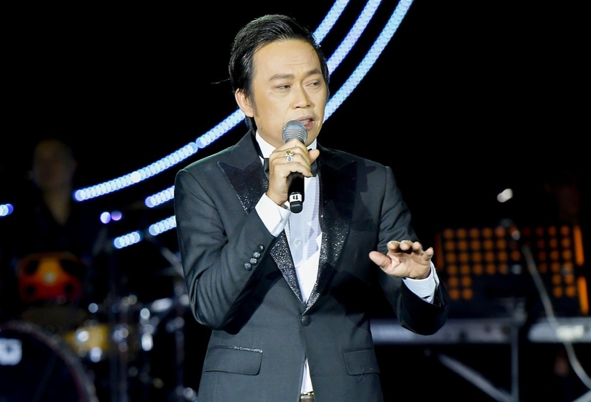 Lan hiem hoi Hoai Linh dien vest hinh anh