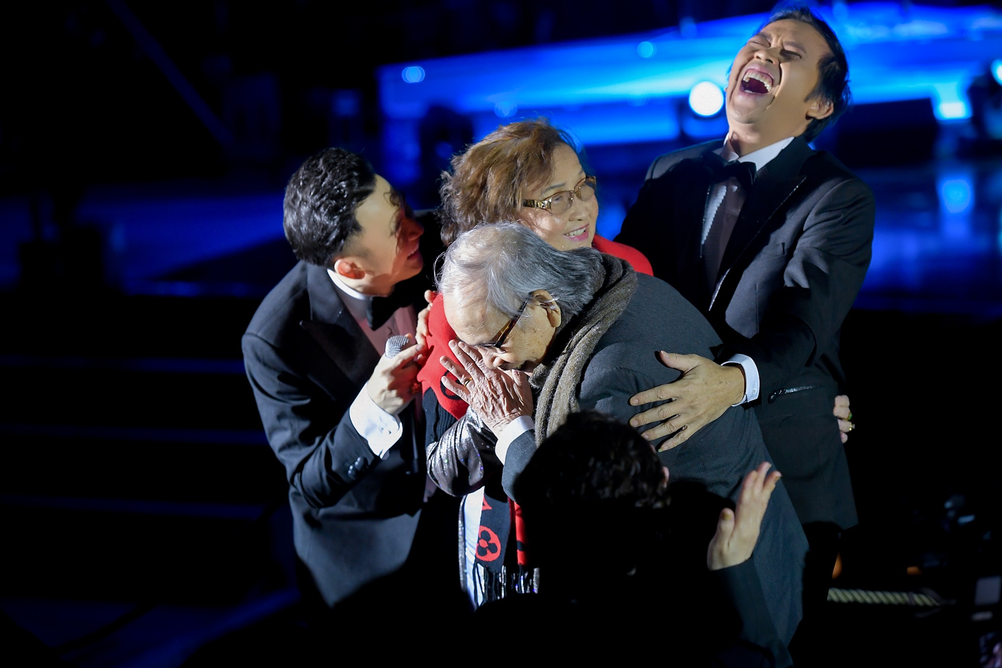 hoài linh dương triệu vũ hát tặng bố mẹ ảnh 6 hoai linh duong trieu vu hat tang bo me anh 6