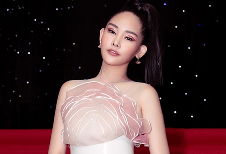 Le Au Ngan Anh len tieng khi bi che mac phan cam tren tham do hinh anh