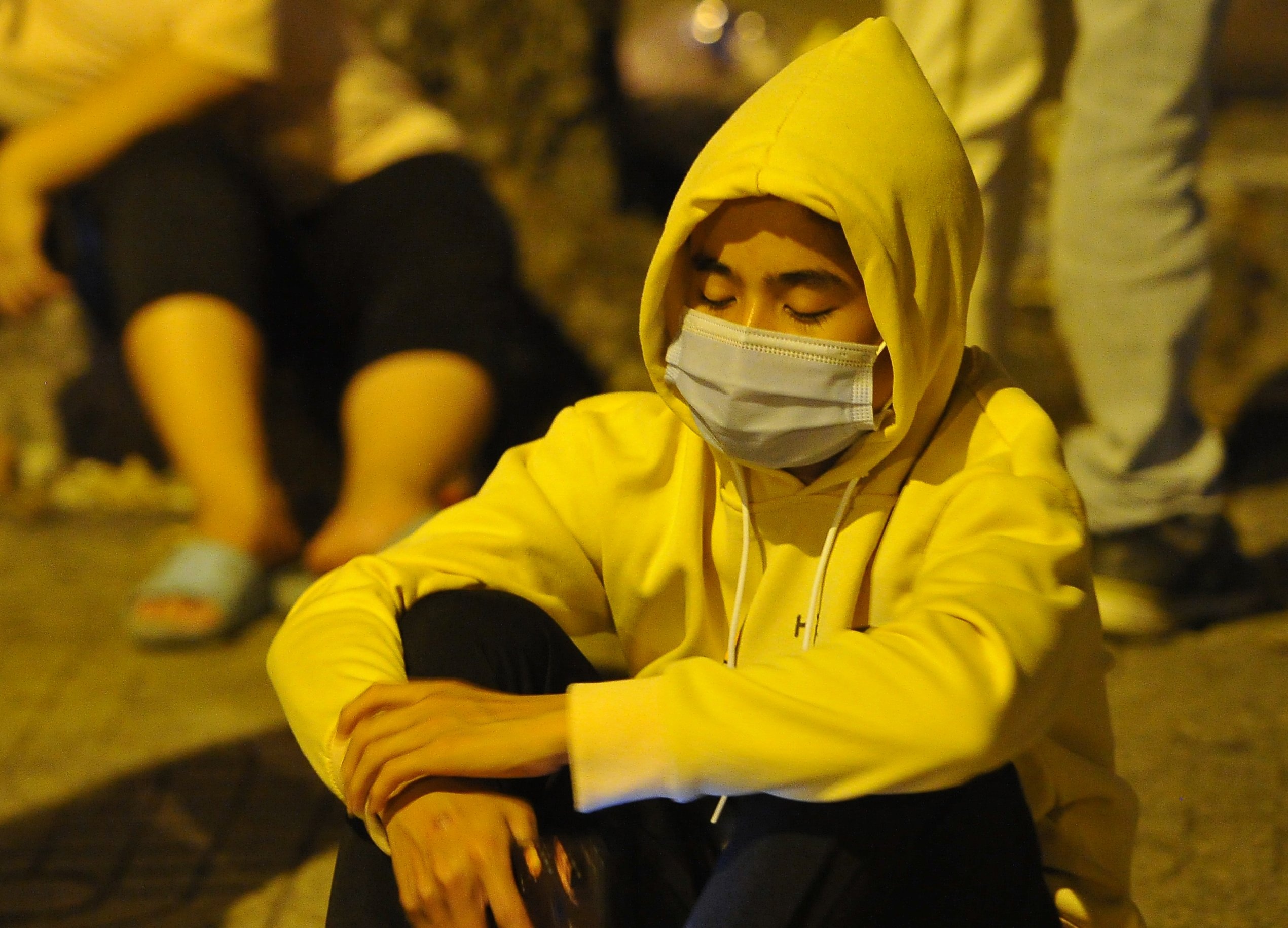 Nguoi dan ngu gat, vat vo truoc trung tam phap y den 1h sang hinh anh