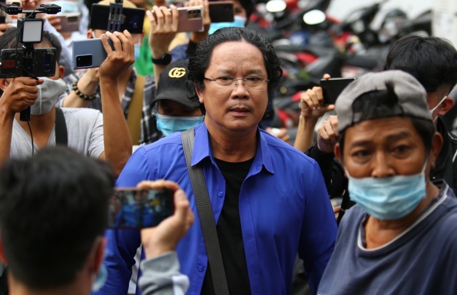 Nghe si Viet bi nhieu streamer deo bam khi toi trung tam phap y hinh anh