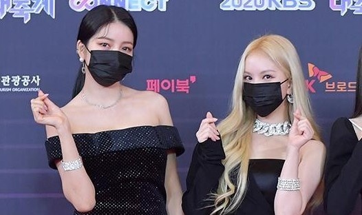 Dan sao Kpop deo khau trang du tham do hinh anh