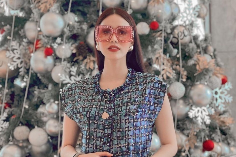 Sao Viet trang hoang biet thu don Giang sinh 2020 hinh anh