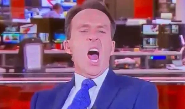 MC ngap khi dang dan chuong trinh truc tiep hinh anh