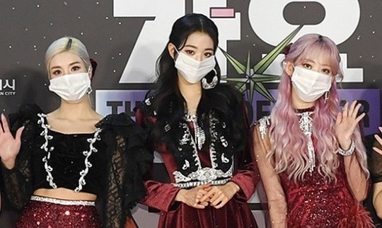 BTS, TWICE va dan sao Kpop deo khau trang du tham do hinh anh