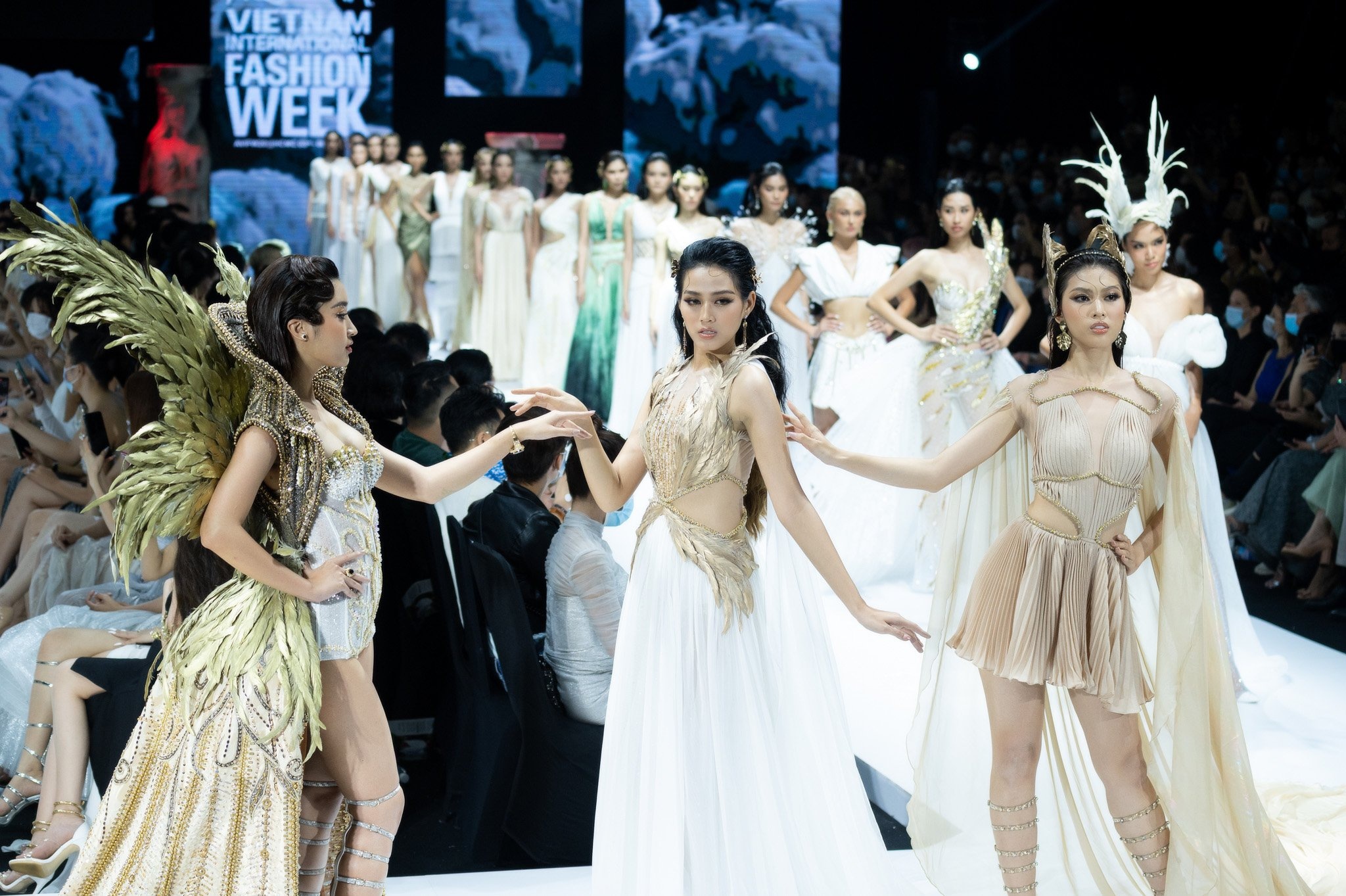 hoa hau do thi ha sau dang quang anh 12