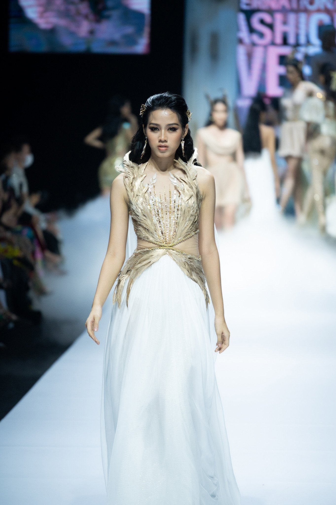 hoa hau do thi ha sau dang quang anh 11