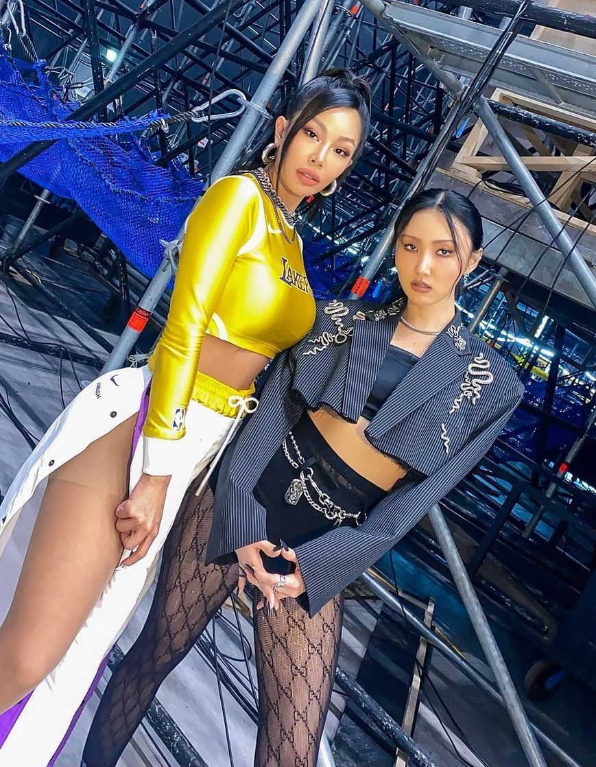 hwasa khong mac ao nguc anh 13